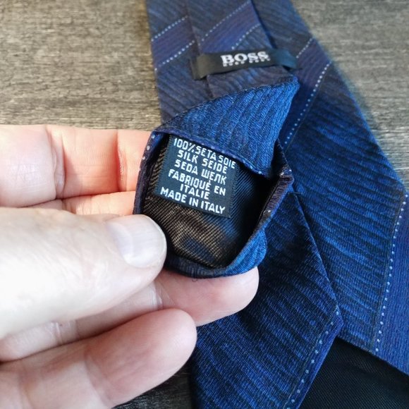 Pair of Hugo Boss Italian silk neckties - Picture 4 of 7